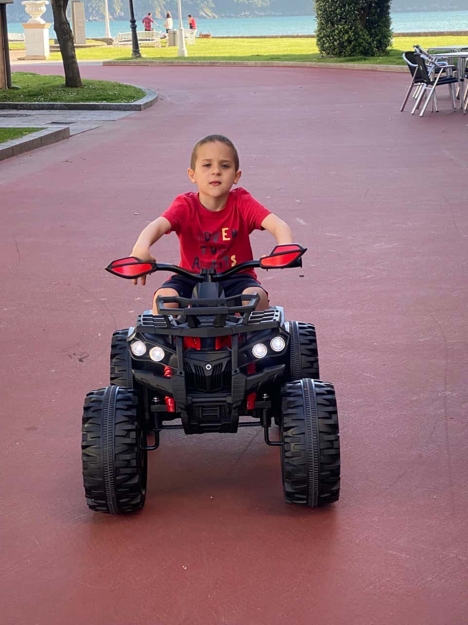 Vista frontal dun quad infantil durante un paseo