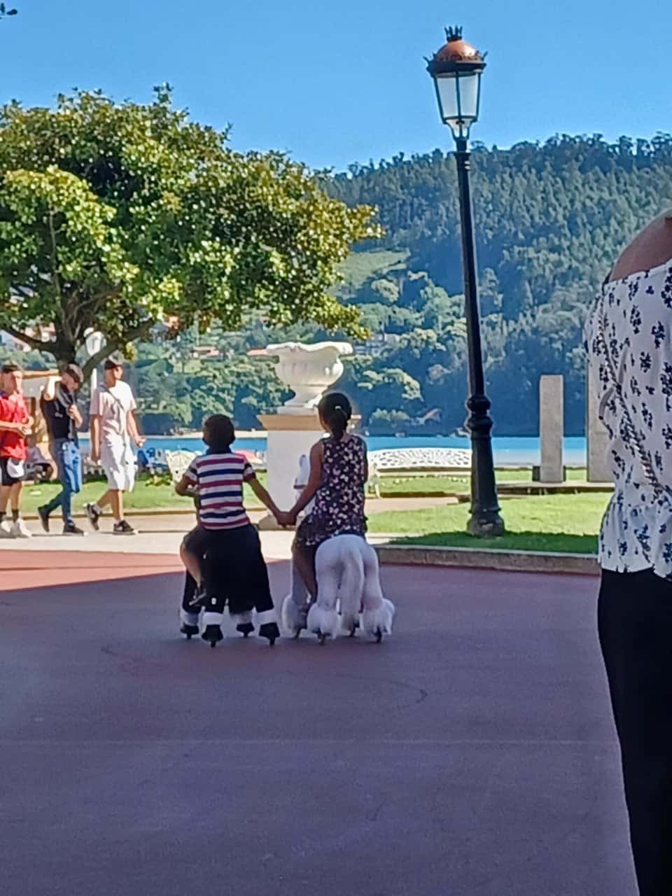 Dous nenos paseando en cabaliños infantís ao aire libre
