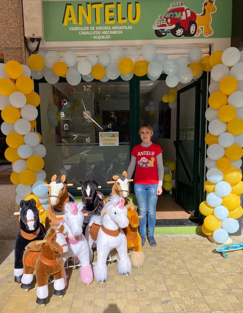 Entrada de Antelu decorada con globos e cabaliños infantís