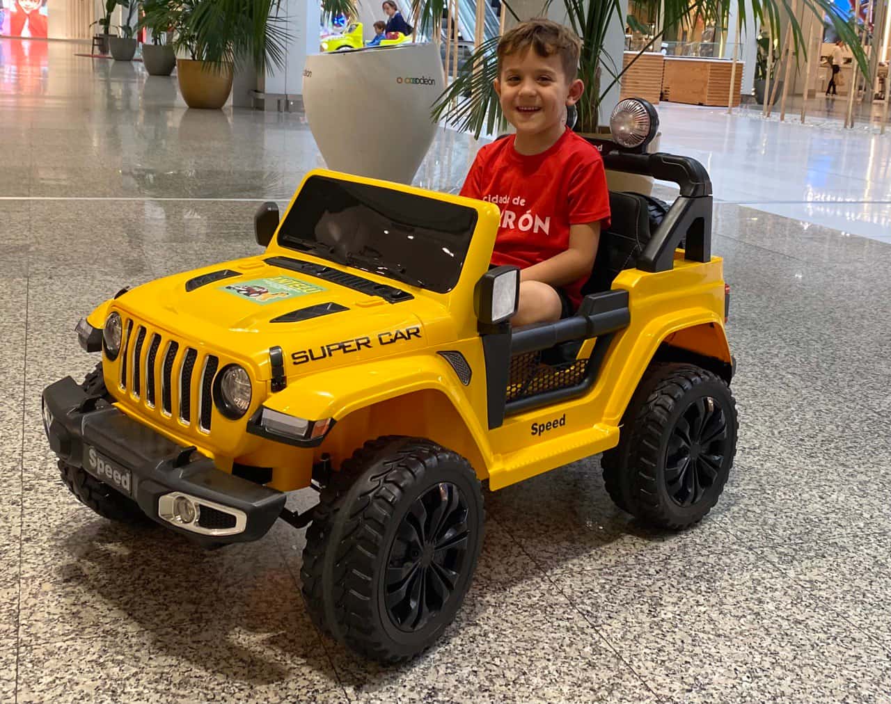 Un neno nun todoterreo amarelo de Antelu