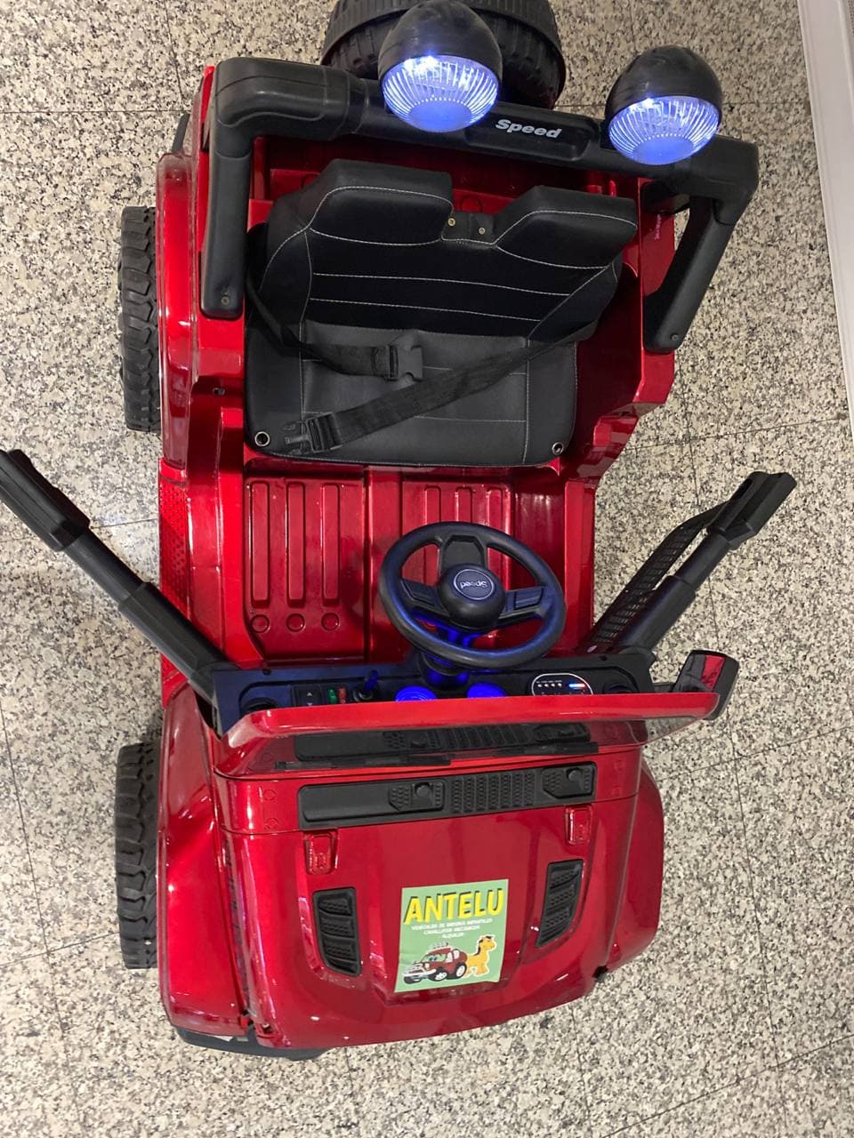 Jeep (red), view 3