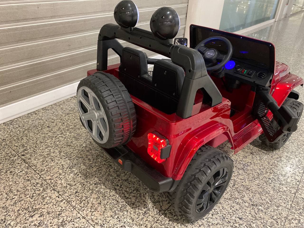 Jeep (red), view 4
