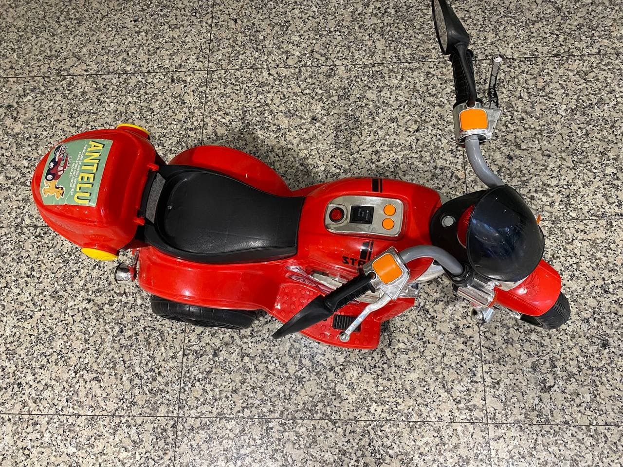 Moto (vermella), vista 2
