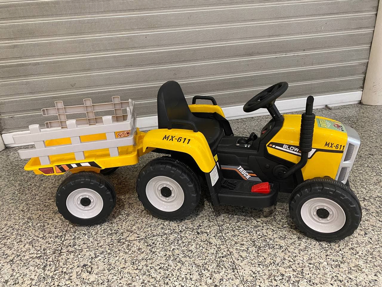Tractor (amarelo), vista 2