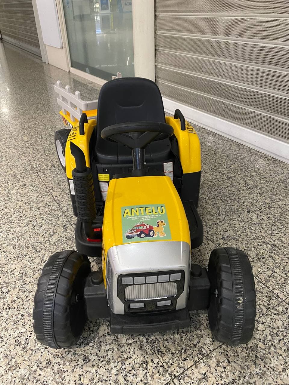 Tractor (amarelo), vista 3