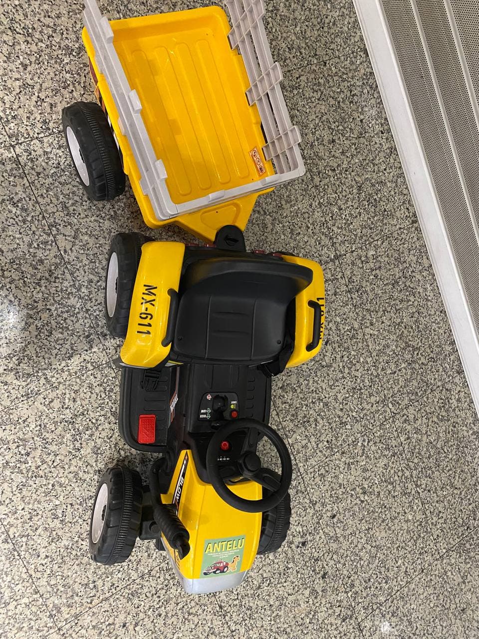 Tractor (amarelo), vista 4