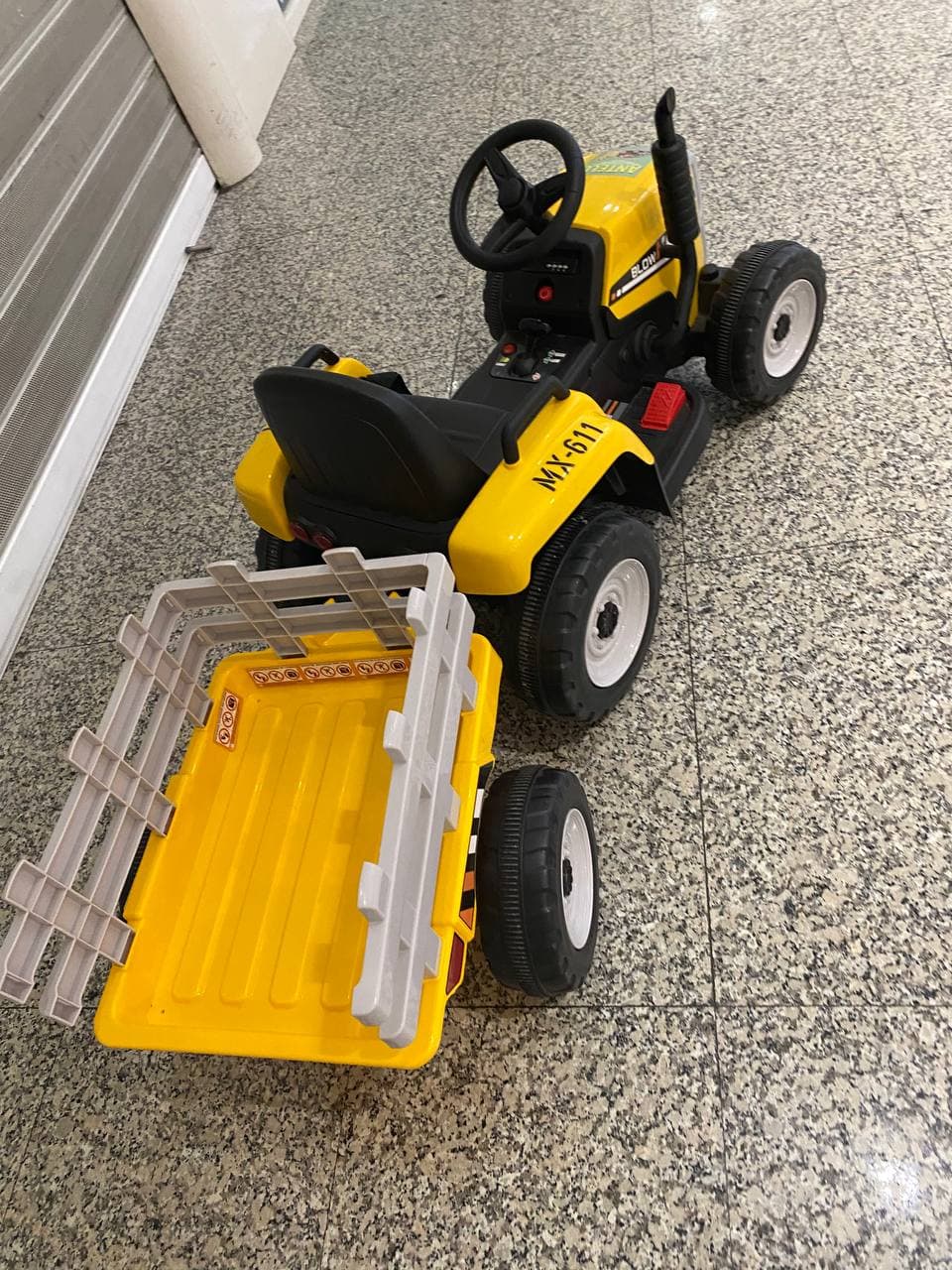 Tractor (amarelo), vista 5