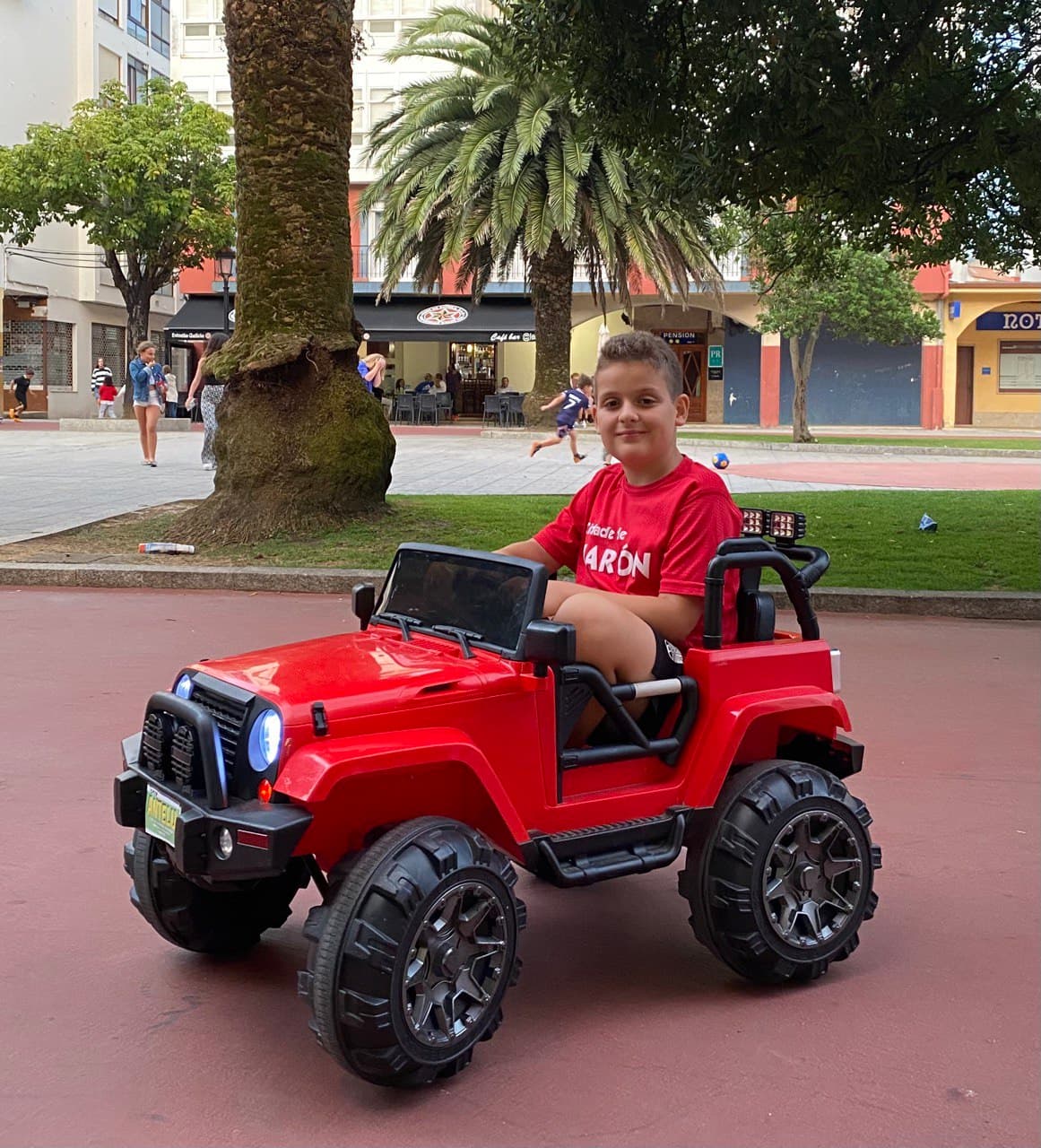 Off-road Jeep (red), view 2