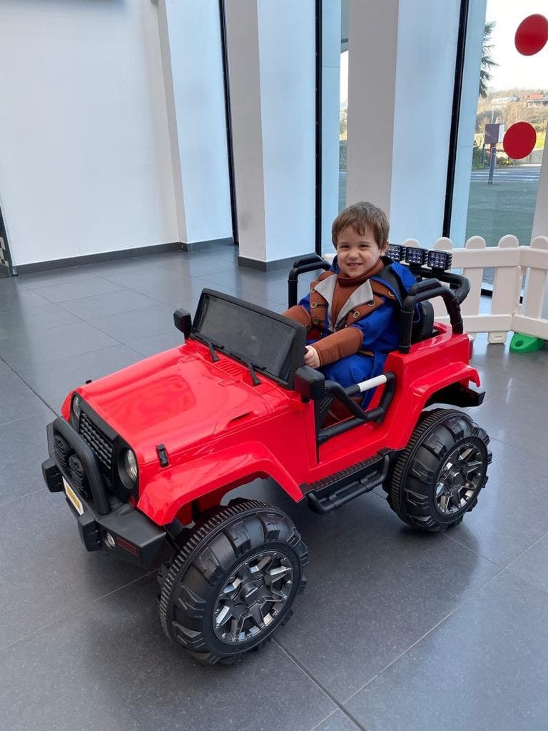 Off-road Jeep (red), view 3