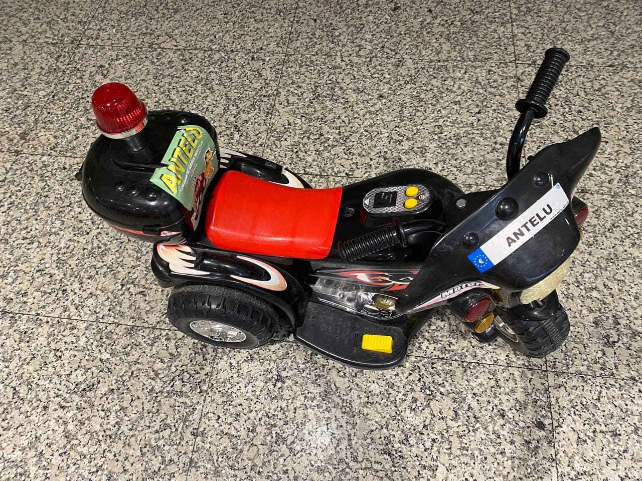 Moto (negra), vista 2