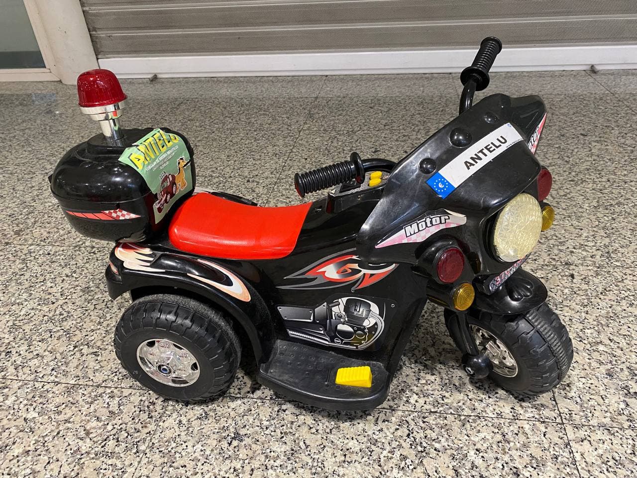 Moto (negra), vista 3